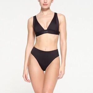 Skims Swim Plunge Bikini Top in Onyn • NWT
